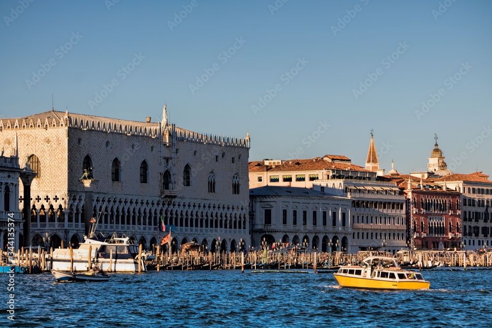 venedig, italien - riva degli schiavoni mit gondeln am palazzo ducale