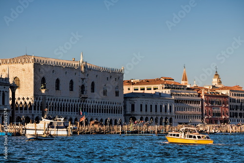 venedig, italien - riva degli schiavoni mit gondeln am palazzo ducale