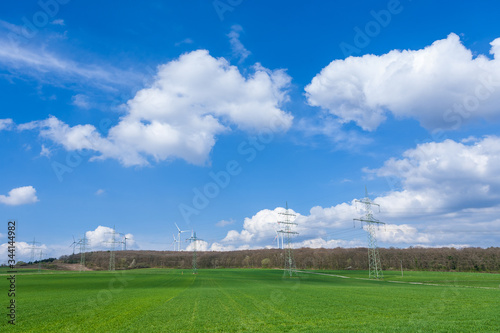 Windräder und Strommasten in der Landschaft © Ralf