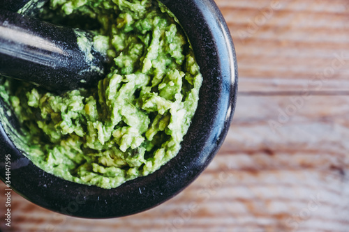 Guacamole fait maison - Préparation traditionnel mexicaine épicée photo