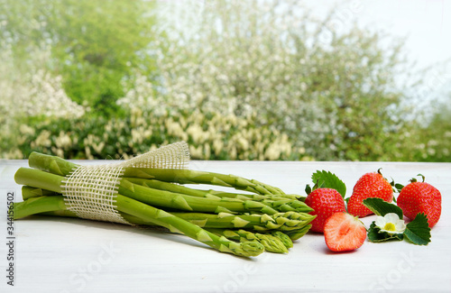 Photos Green asparagus with strawberries, copy space