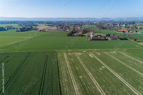 Feldweg zwischen Feldern mit Traktorspuren aus der Luft  Deutschland