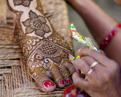 applying henna , bride, Hindu wedding ,Rajasthan, India 