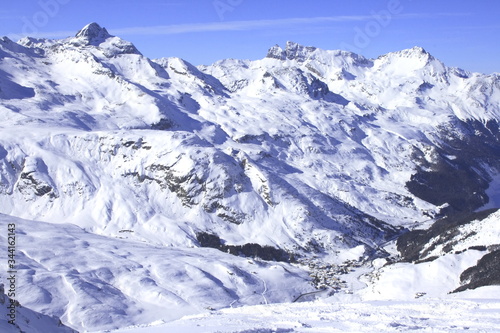 Bivio, Skitour Roccabella, Blick vom Gipfel auf Piz Platta, Piz Forbesch , Piz Arblatsch und Bivio im Tal.
