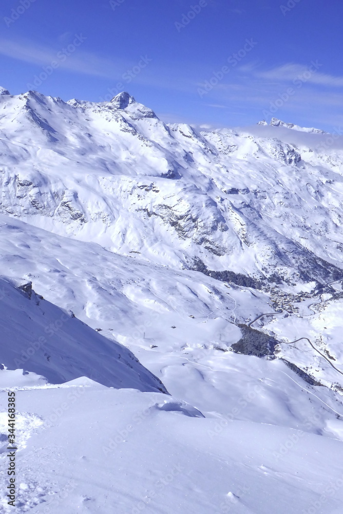 Bivio, Skitour Roccabella, Blick vom Gipfel auf Piz Platta und Piz Forbesch. Im Talgrund liegt Bivio.