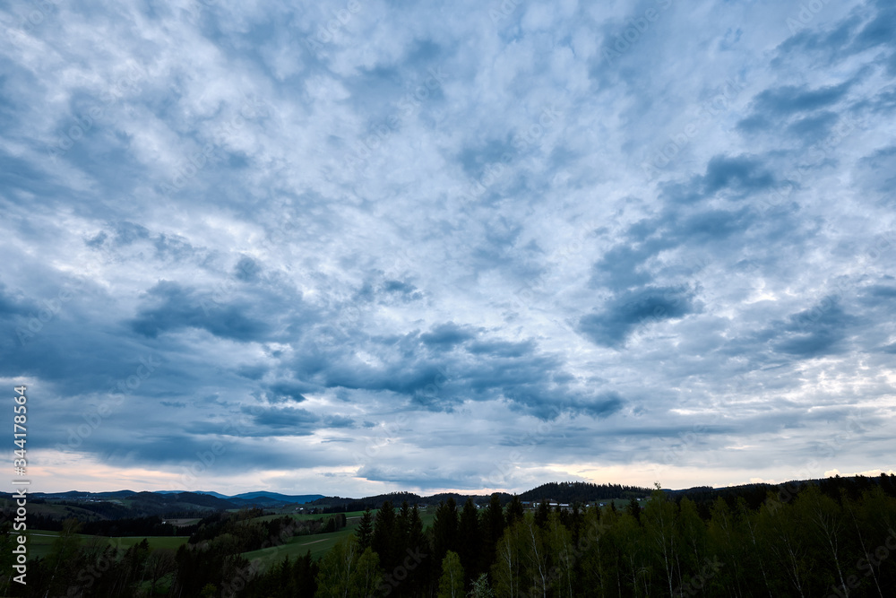 Wolkiger Himmel bei Dämmerung 