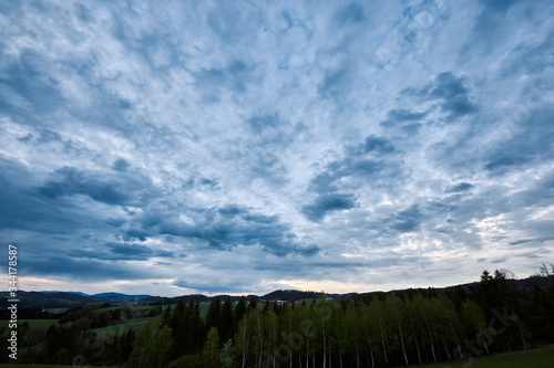 Wolkiger Himmel bei Dämmerung 