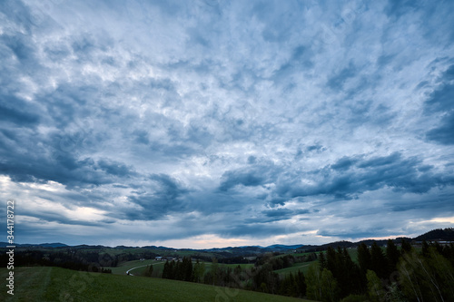 Wolkiger Himmel bei Dämmerung 