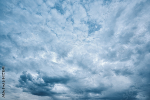 Wolken am Himmel während der Dämmerung
