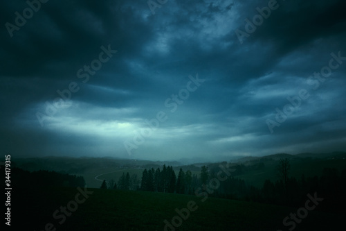 Dunkle Sturm Wolken in der Dämmerung