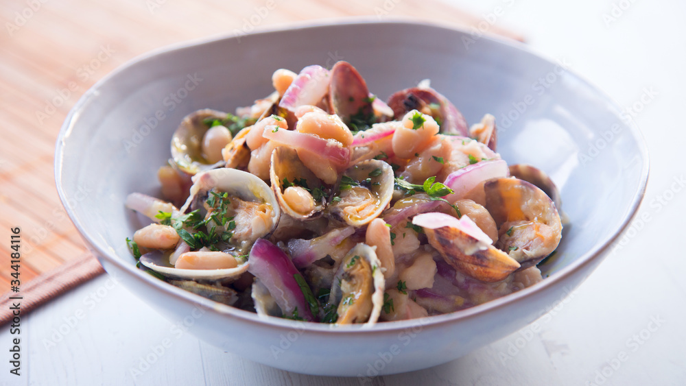 Clams with beans and red onion Clams with beans and red onion