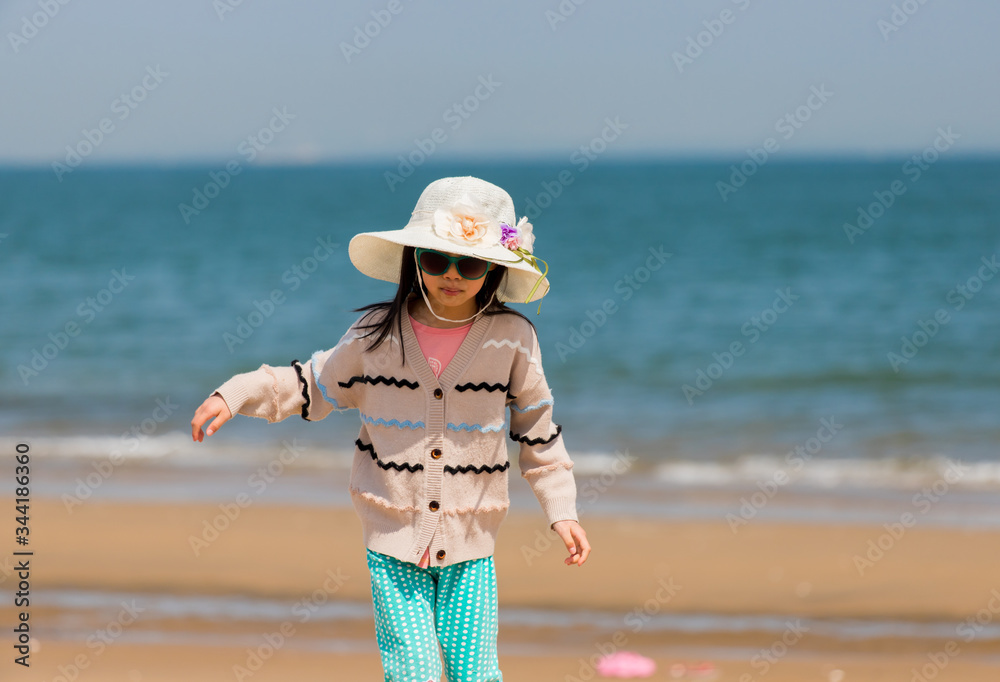 初夏の海で遊んでいる子供