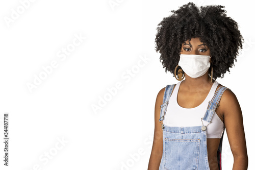  garota usa máscara médica proteção e controle do contágio pelo vírus covid-19 © Edson Souza