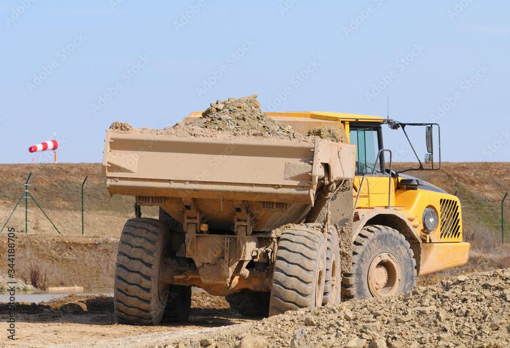 Obraz premium Knicklenker Muldenkipper 