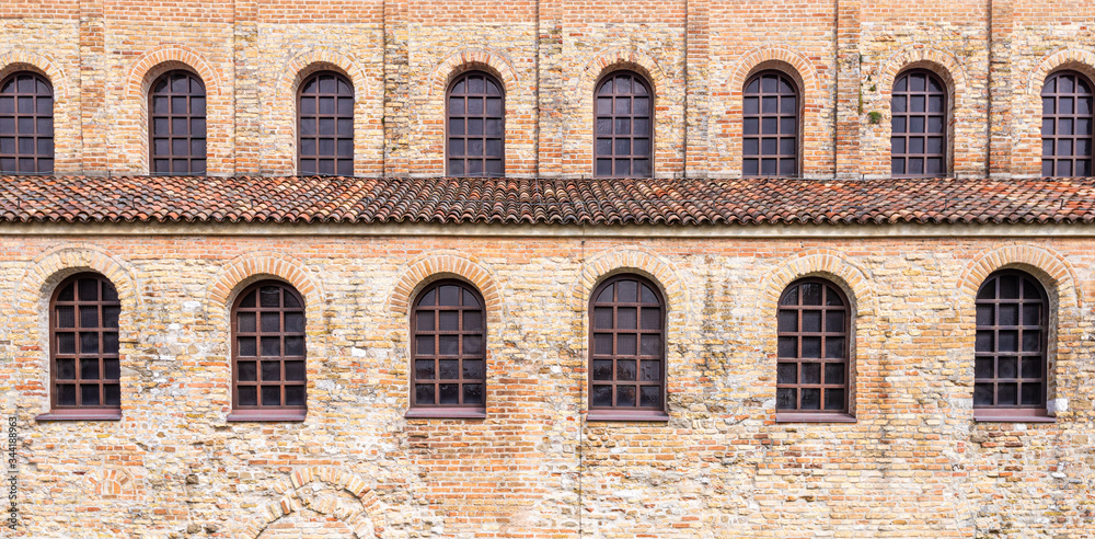 Altes Ziegelgebäude mit vielen alten Fenster als Hintergrund