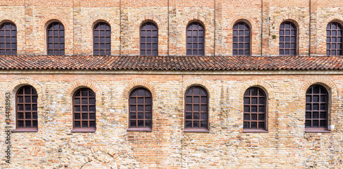 Altes Ziegelgebäude mit vielen alten Fenster als Hintergrund