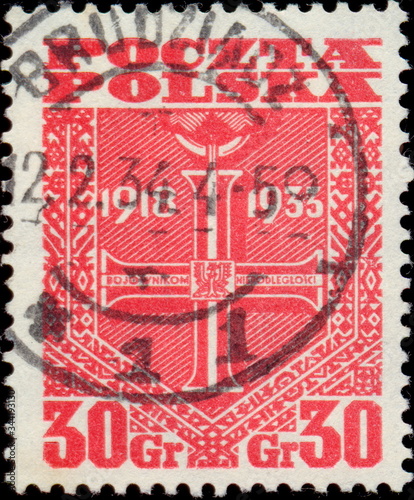 Grudziądz. Kasownik / datownik pocztowy (1934) odbity na znaczku wydanym z okazji 15-lecia Niepodległości (Krzyż Niepodległości).