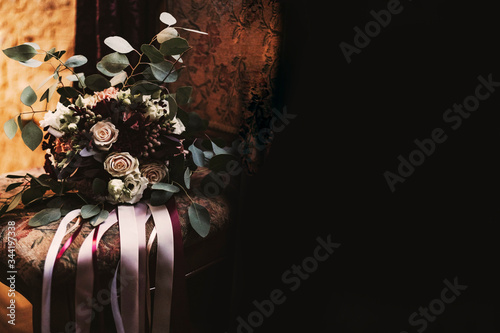 bukiet ślubny, kwiaty, celebracja, ślub, wesele, ciemne, klimat, bordowy, złoty, małżeństwo, burgund, brązowy, romantyczne, wydarzenie, kwitnący