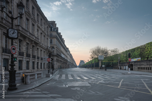 Canvas-taulu Sunrise on the empty street of Rivoli in Paris, France, during the covid-19 conf
