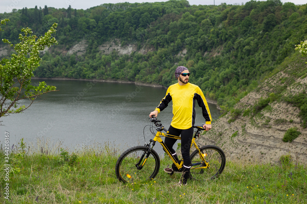 Obraz premium A cyclist sits on a bicycle and looks into the distance