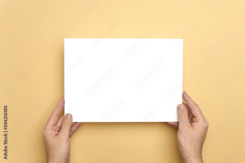 Leeres Blatt Papier gehalten von Händen. Leeres Blatt Papier gehalten von Händen.
