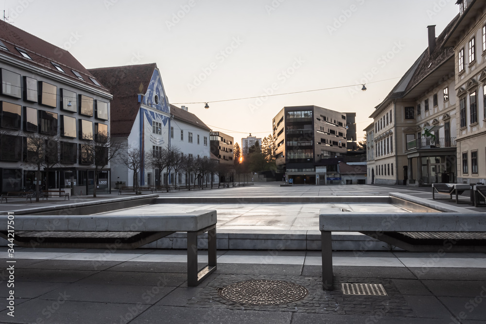 Graz Stadt Karmeliterplatz Bänke im Hintergrund Platz mit Häusern
