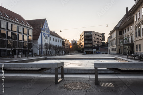 Graz Stadt Karmeliterplatz Bänke im Hintergrund Platz mit Häusern