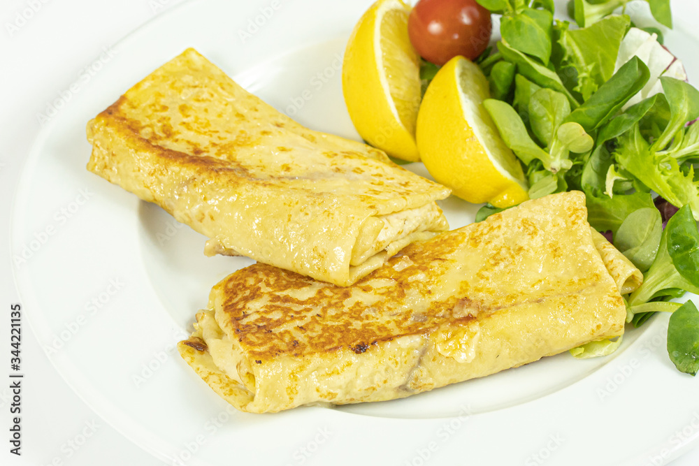 crêpes farcies au fromage accompagné de salade verte crêpes farcies au fromage accompagné de salade verte