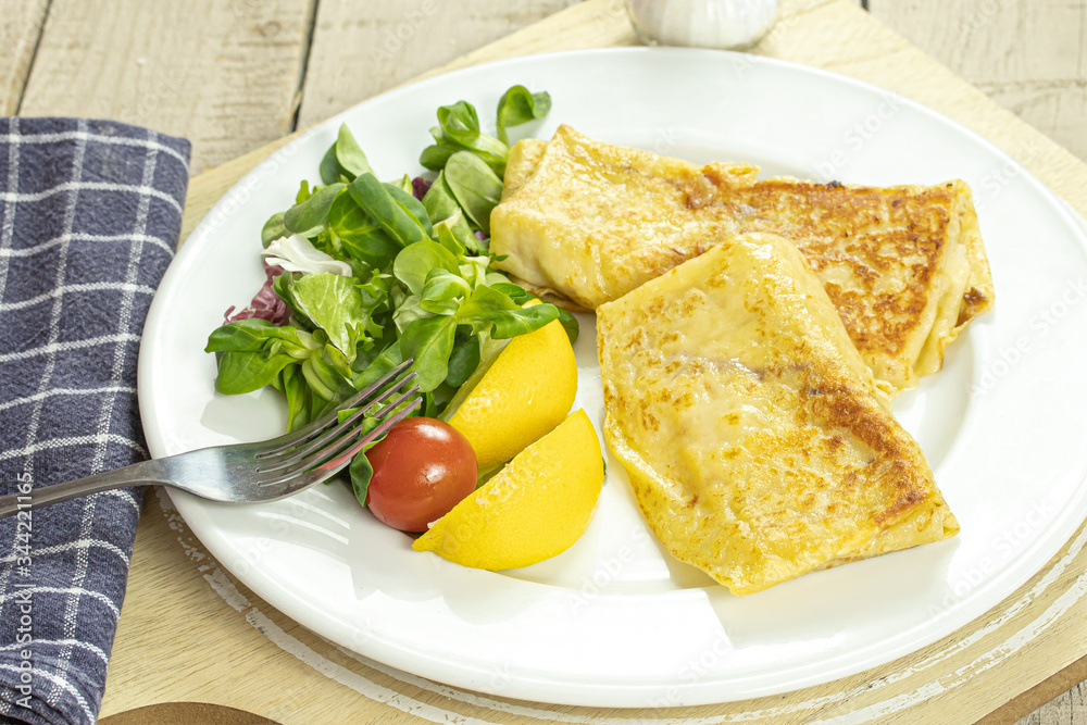 crêpes farcies au fromage accompagné de salade verte crêpes farcies au fromage accompagné de salade verte