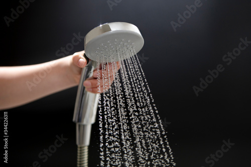 シャワー　浴室　水飛沫　黒背景