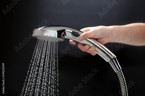 シャワー　浴室　水飛沫　黒背景