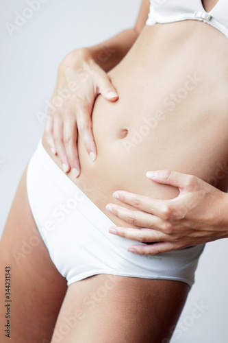 Wallpaper Mural Taille, hanche, ventre et jambe d'une femme sur fond neutre Torontodigital.ca