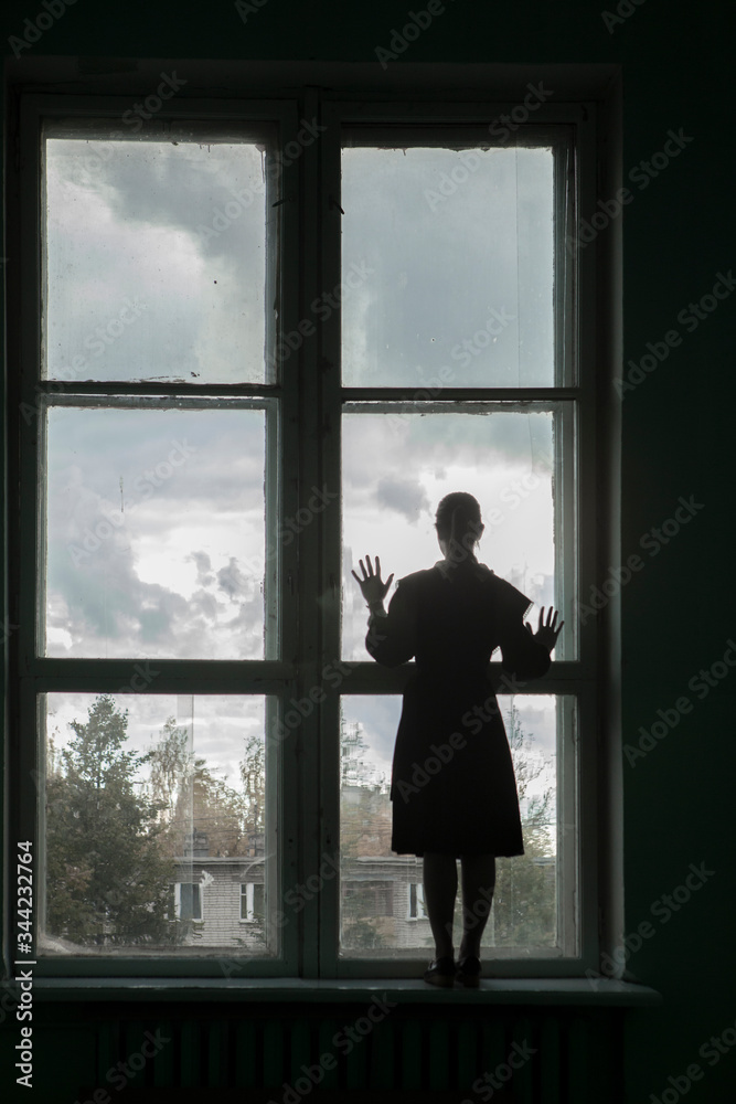 silhouette of a woman, школьница, мечты, учеба,  окно ,самоизоляция.