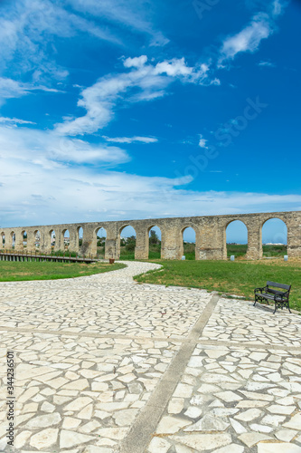 Schilderij op canvas The picturesque ancient aqueduct is located near the city of Larnaca