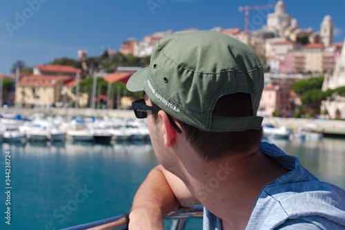 Mężczyzna patrzący na nabrzeże, Riviera Di Ponente - Liguria, Włochy