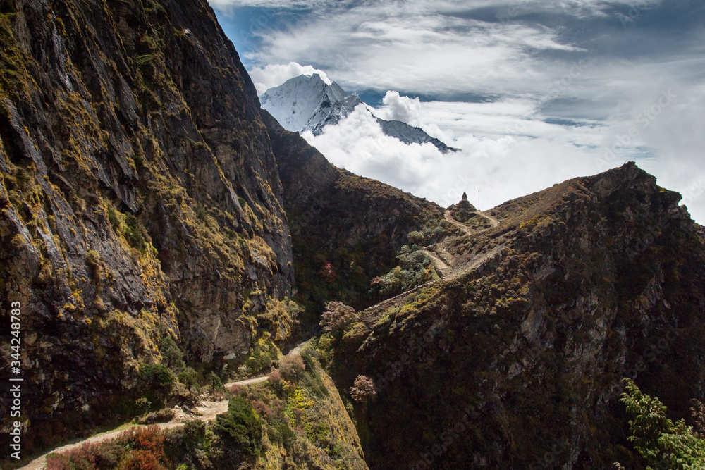 Obraz premium Road to the temple in cloudy mountains