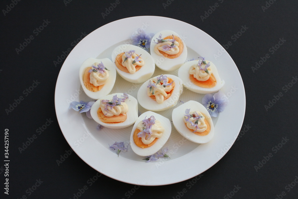Gekochte Eier mit Mayonaise. Gekochte Eier mit Mayonaise.