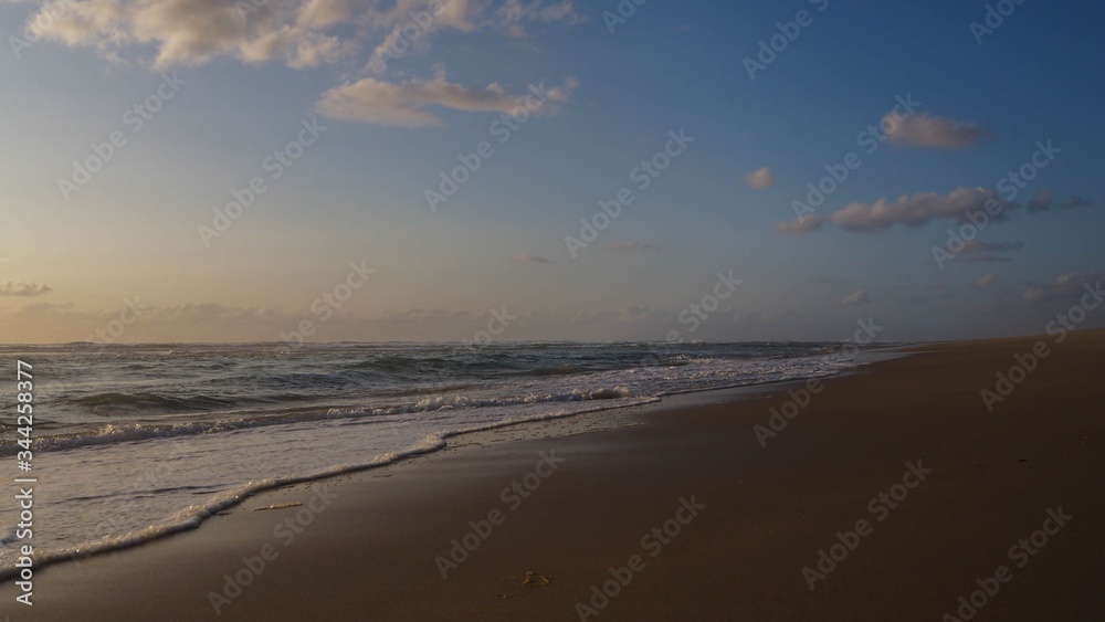 Coucher de soleil et ambiance très sereine au bord de la plage de Moliets, dans les Landes.