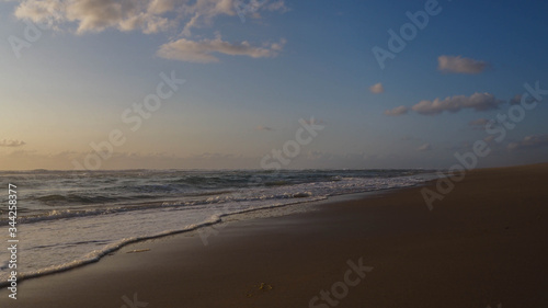 Coucher de soleil et ambiance tr  s sereine au bord de la plage de Moliets  dans les Landes.