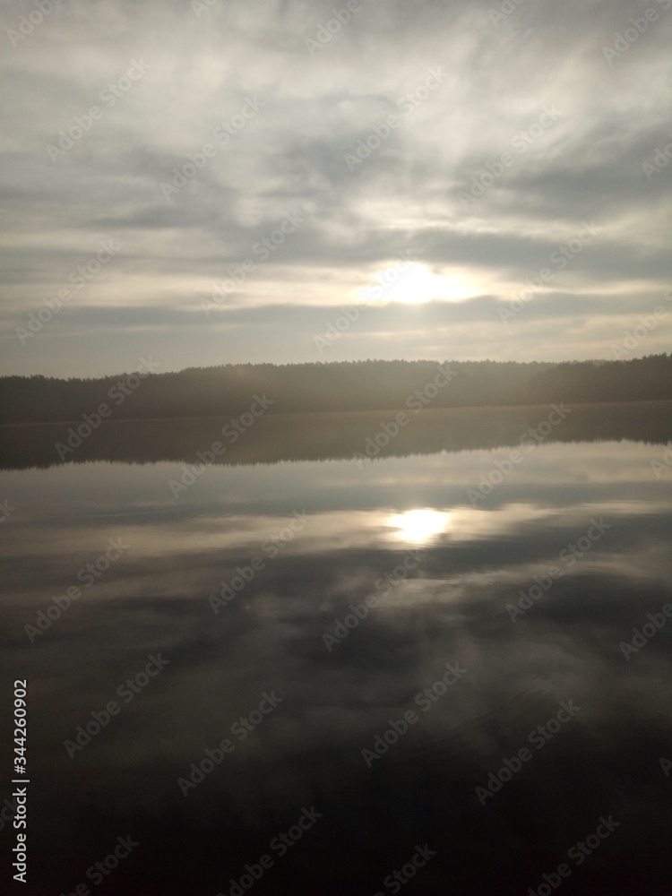 Fototapeta premium wschód słońca nad jeziorem