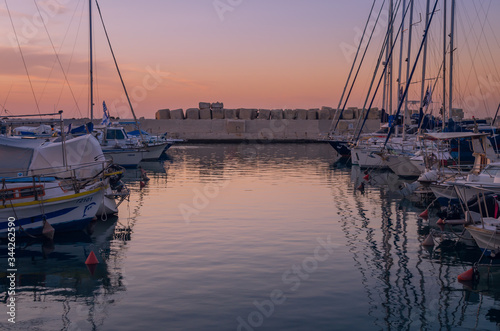 Fototapeta Naklejka Na Ścianę i Meble -  Zachód słońca w porcie w Jafie. Izrael, Tel Awiw i statki.