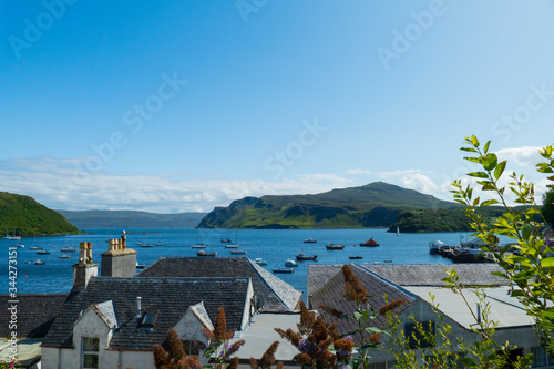 Blick über die Dächer auf den Hafen von Portree, Isle of Skye