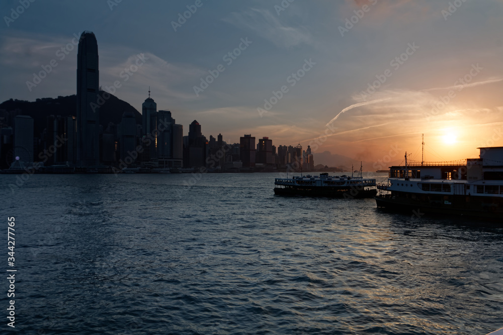 Widok na wieżowce wyspy Hong-Kong o zachodzie słońca