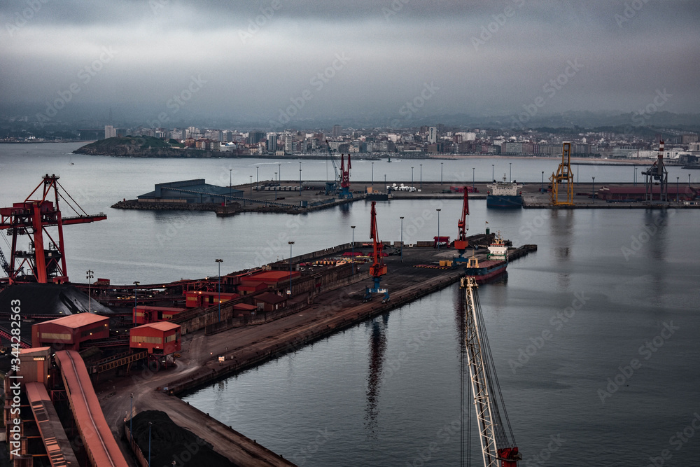 Puerto de Gijón (El Musel), Asturias, España, con cielo nublado.