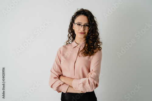 Mujer joven Blanca con gafas y con los brazos cruzados, foto corporativa