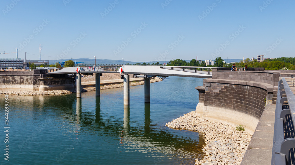 Mainz, Zollhafen, die Klappbrücke über der Hafeneinfahrt. 23.04.2020.