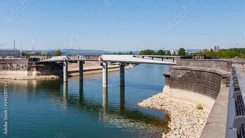 Fototapeta Naklejka Na Ścianę i Meble -  Mainz, Zollhafen, die Klappbrücke über der Hafeneinfahrt. 23.04.2020.