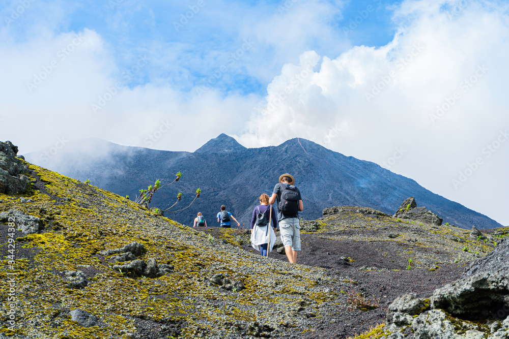 Los jóvenes se están acercando a la cima del volcán Pacaya.
