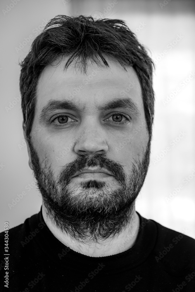rosto masculino com barba preto e branco rosto masculino com barba preto e branco