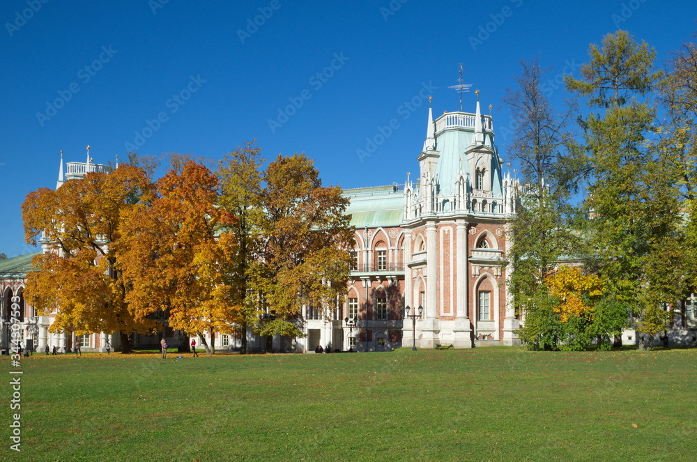 Obraz premium church in the autumn park